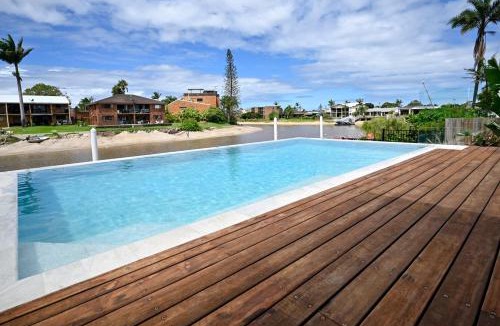 Mooloolaba House | Stunning Mooloolaba Waterfront Home -10 guests ZB1