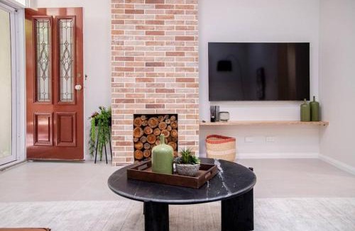 Northbridge House | Stunning Northbridge Townhouse W Off St Parking