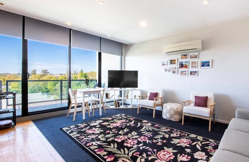 Richmond Apartment | Stunning River Views - Cozy Apartment w Parking