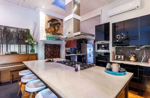 Wooloowin House | STUNNING TROPICAL OASIS