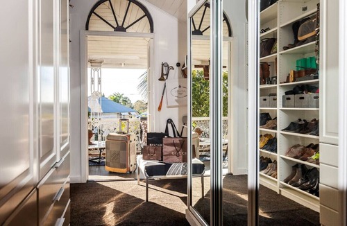Wooloowin House | STUNNING TROPICAL OASIS