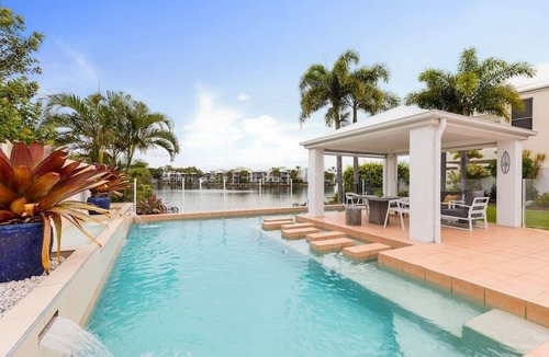 Twin Waters House | Stunning Waterfront Coastal Retreat, sleeps 15
