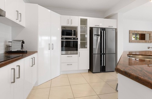 Twin Waters House | Stunning Waterfront Coastal Retreat, sleeps 13