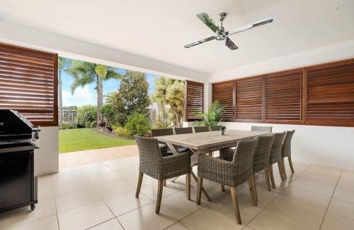 Twin Waters House | Stunning Waterfront Coastal Retreat, sleeps 13