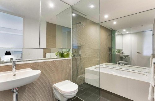 Camperdown Apartment | Stylish 1 bdrm Camperdown - Car park, Gym & Pool