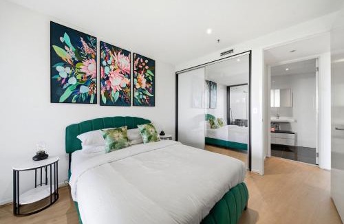 City East Apartment | Stylish 1-Bed in CBD with Secure Underground Parking