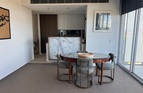 Capital Hill Apartment | Stylish 1BR Spacious Penthouse Self Check-in, 7 min walk to parliament