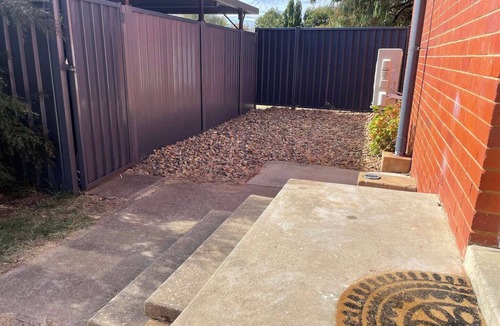 Page Apartment | Stylish 2‑bedroom, 1‑bath home in peaceful Page. Reverse cycle air‑con, full kitchen, undercover parking. Walk to park & dog oval, near Belconnen Mall, Lake Ginninderra & Calvary Hospital.