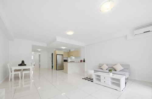 Holroyd Apartment | Stylish 2B Retreat with Parking