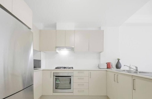 Holroyd Apartment | Stylish 2B Retreat with Parking