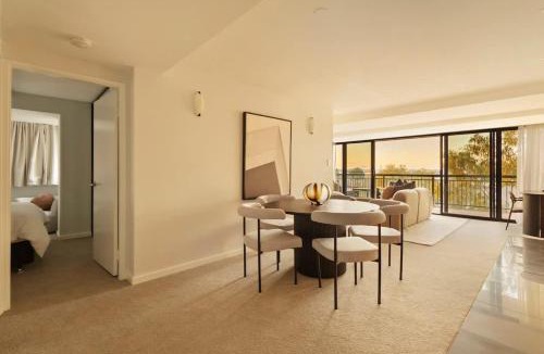 East Perth Apartment | Stylish 2BR Rooftop Pool, Walk to CBD & River