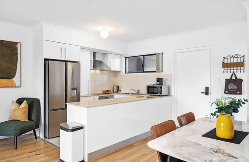 Beckenham Apartment | Stylish 2BR With Wi-fi 100 Mbps TV big 75 Inch