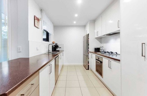 Parkdale House | Stylish 3BR townhouse near cafés, beach, parks, station, and Mordialloc dining.