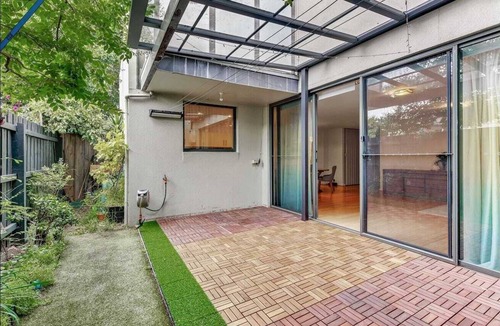 Parkdale House | Stylish 3BR townhouse near cafés, beach, parks, station, and Mordialloc dining.