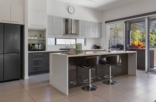 Mount Ommaney House | Stylish 4BR Home w/BBQ & Media Room in Mt Ommaney