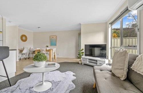 Ravenswood Apartment | Stylish and Spacious Launceston Villa plus Free Wifi