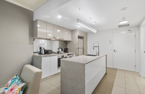 Hamilton Apartment | Stylish Apartment with Balcony and Pool