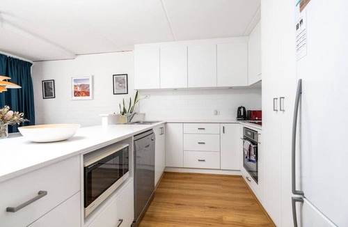 Kingston Apartment | Stylish apt facing the historic Telopea Park
