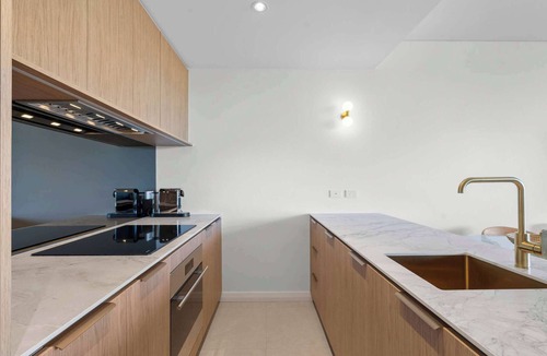 Avoca Beach Apartment | Stylish Avoca Apartment | Lake Views, Beach