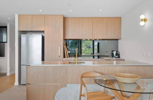 Avoca Beach Apartment | Stylish Avoca Apartment | Lake Views, Beach