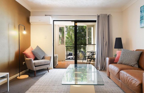 Mermaid Beach Apartment | Stylish Beachside 1BR Apartment