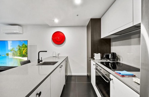 Braddon Apartment | Stylish Central Braddon 1 Bed, Pool, Gym, Parking