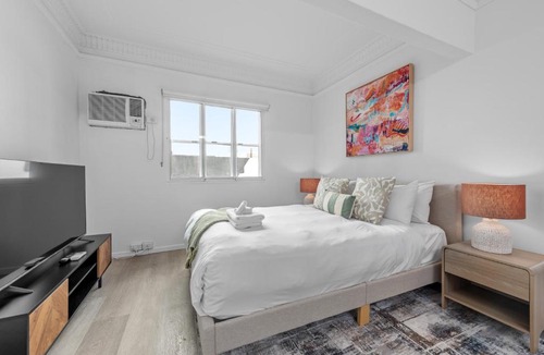Spring Hill Apartment | Stylish City Centre Studio - Short walk to Hosp