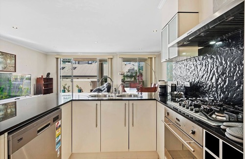 Spring Hill Apartment | Stylish Escape Free Parking for 2 Walk to CBD