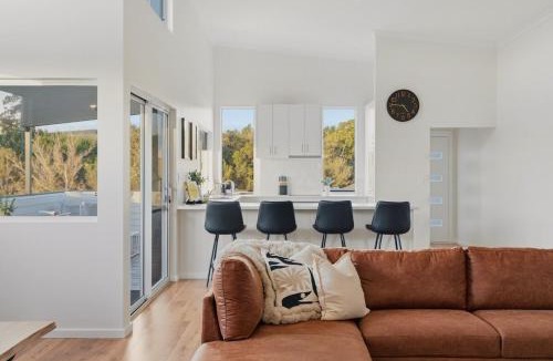 Nannup House | Stylish Escape with Panoramic Hill Views I Sleeps 12