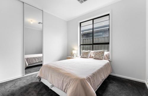 Munno Para Downs House | Stylish Luxury 4BR - Close to Wineries & City