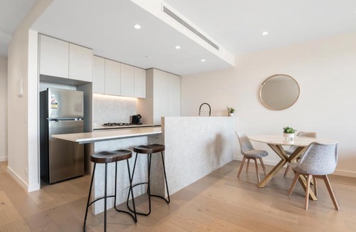 Caulfield South Apartment | Stylish & Modern 2BR with HUGE Balcony =& Car Park!