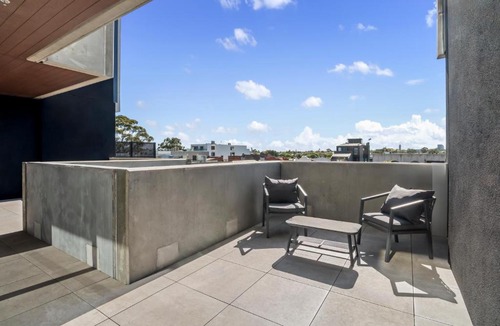 Caulfield South Apartment | Stylish & Modern 2BR with HUGE Balcony =& Car Park!