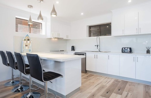 Salamander Bay Apartment | Stylish Modern duplex close to beach and shops