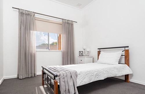 Mount Tarcoola Other | Stylish modern unit close to beaches and town