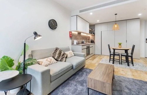 Essendon Apartment | Stylish One BD Hideaway in Essendon