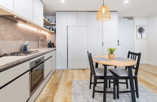 Essendon Apartment | Stylish One BD Hideaway in Essendon