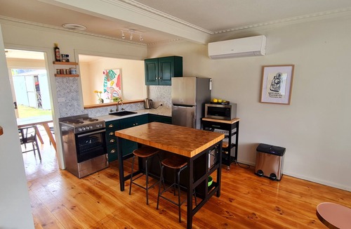 Indented Head House | Stylish Peachy dream beach cottage Indented Head - 10 mins walk from beach