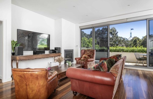 Forrest Apartment | Stylish Penthouse Level Apartment In Capital Hill, ACT