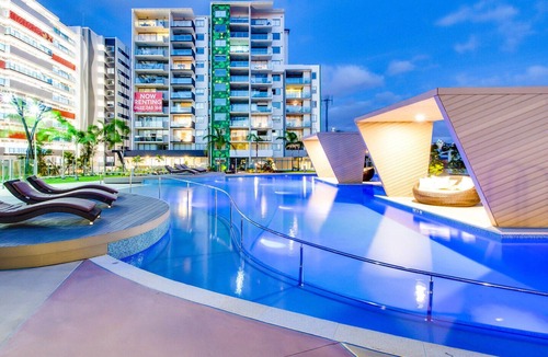 West End Apartment | Stylish Riverside Haven - Gym, Pool, WiFi & Parking