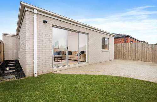 Mount Duneed House | Stylish & Simple 3BR Mount Duneed Home
