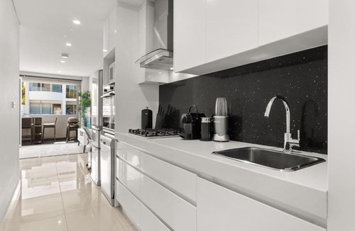 Bondi Beach Apartment | Stylish Spacious Modern 1 BDR Balcony BBQ AirCon Lift