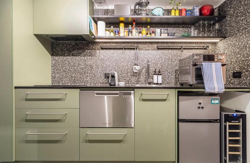 Carlton South Apartment | Stylish studio apartment opposite Carlton Gardens