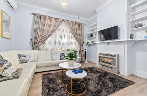 Maylands House | Stylish Three Bedroom Unit Close to CBD