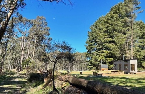 Little Hampton Cabin | Stylish Tiny Home in Trentham with a Luxurious Sauna!