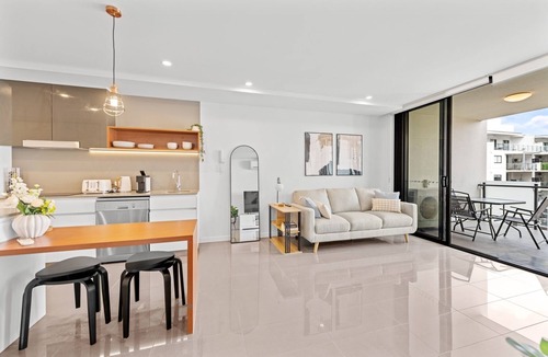 West End Apartment | Stylish West End Stay with Rooftop Pool & BBQ
