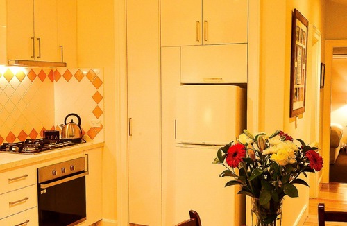Bathurst Apartment | Stylishly renovated heritage property, in quiet tree lined st close to the CBD