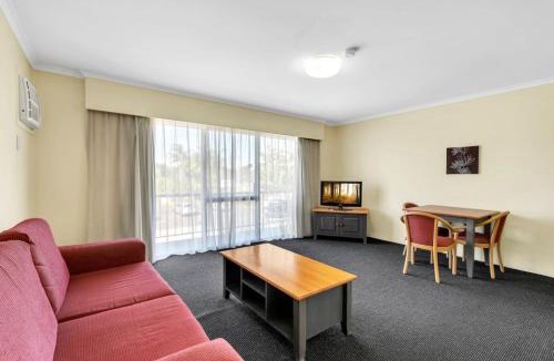 Mount Ommaney Hotel | Suite with Kitchen WiFi Easy Access to Motorway by Custom Bnb Hosting