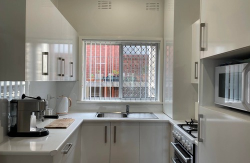 The Junction House | Summer Breeze | 2BR. Parking. Close to CBD + Beach