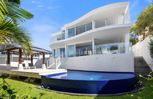 Peregian Beach House | Summer Hillside Retreat