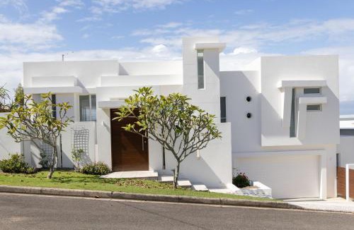 Peregian Beach House | Summer Hillside Retreat